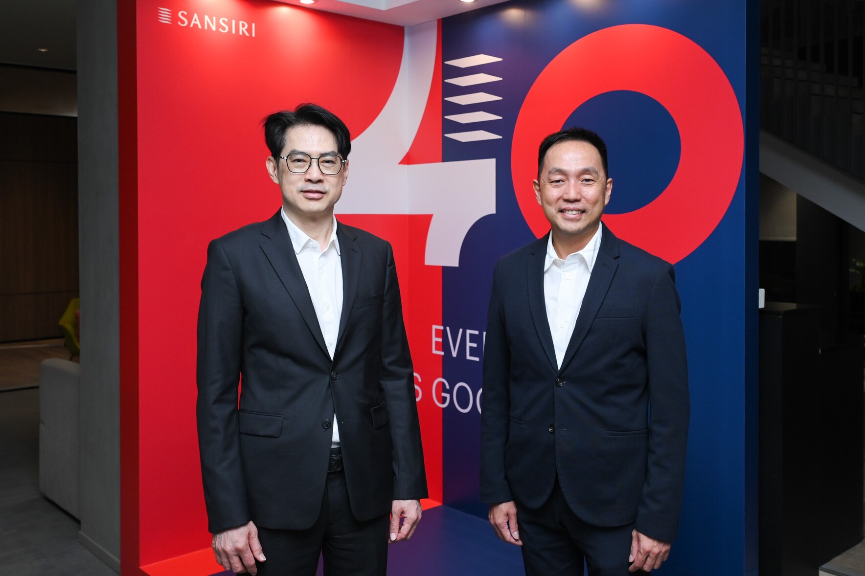 นายอนุสรณ์ พจนบรรพต Head of Housing Product Solution Business, SCG Smart Living ร่วมกับ นายประเสริฐ ตระการวชิรหัตถ์ รองกรรมการผู้จัดการ บริษัท แสนสิริ จำกัด (มหาชน) ผนึกกำลังขับเคลื่อนอุตสาหกรรมที่อยู่อาศัย แปลงขยะจากไซต์งานเป็นวัสดุตกแต่งดีไซน์สวยและรักษ์โลก ใช้งานได้จริง